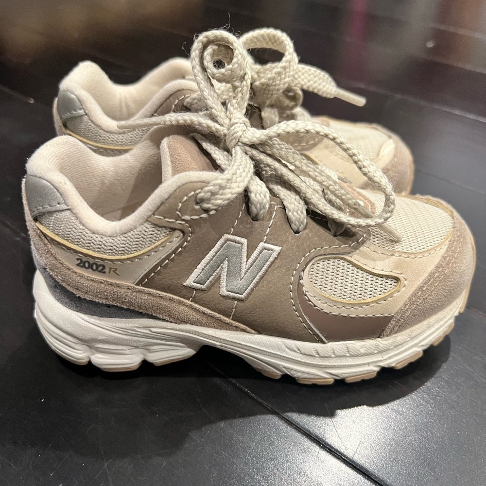 new balance 2002r size 8